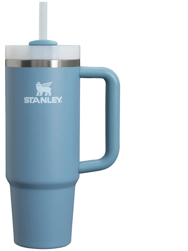 A Stanley Quencher H2.0 890ml tumbler with handle and straw